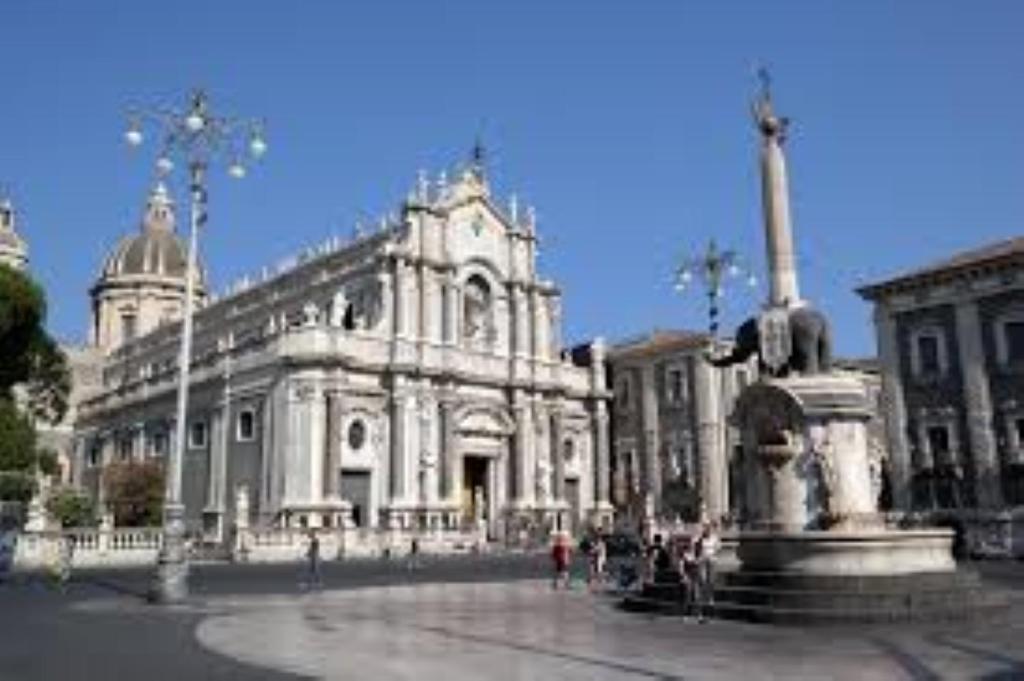 Suite Con Terrazza In Centro Storico Catania Luaran gambar